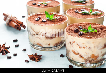 Tiramisu im Glas auf der hölzernen Hintergrund Stockfoto