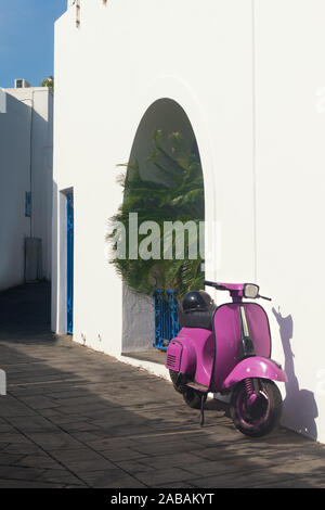 Italienische rosa Roller in einer typischen Straße auf Stromboli Vulcano äolischen Insel geparkt, Sizilien, Italien Stockfoto