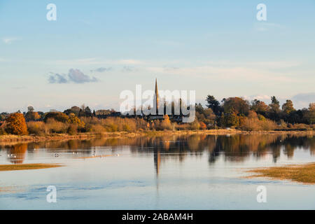 Könige sutton Kirche in Hochwasser über dem Cherwell Valley im Herbst reflektiert. Könige Sutton, Nr Banbury, Northamptonshire, England Stockfoto