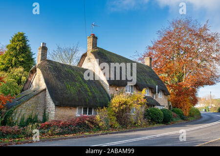 Reetdachhaus im Herbst. Lange Compton, Warwickshire, England Stockfoto