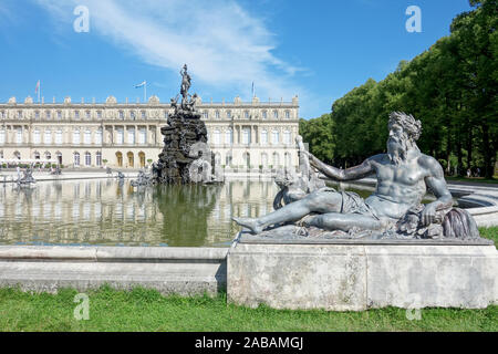 Statuen vor dem Schloss Herrenchiemsee in Bayern, Deutschland Stockfoto