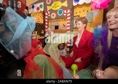 SNP-Chef Nicola Sturgeon spielt mit den Kindern bei einem Besuch des Jelly Tots & Cookies spielen Cafe in Larkhall, South Lanarkshire. Stockfoto