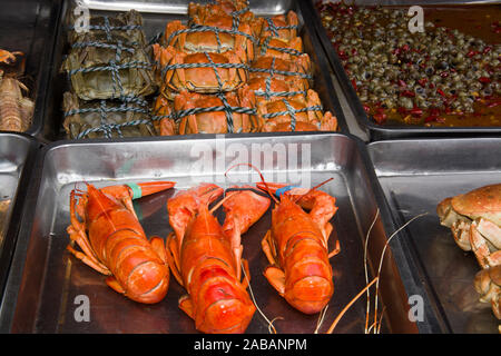 Marktstand mit Hummer und Krabben in Shanghai, Asien, China Stockfoto