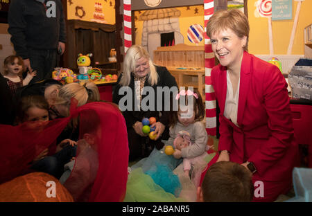 SNP-Chef Nicola Sturgeon spielt mit den Kindern bei einem Besuch des Jelly Tots & Cookies spielen Cafe in Larkhall, South Lanarkshire. Stockfoto
