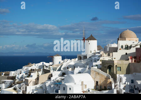 Oia auf der Insel Thira, oder Thera, ist eine kleine Stadt mit dem giechischen Archipel Santorin auf den Kykladen. Stockfoto