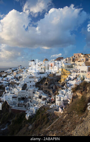 Oia auf der Insel Thira, oder Thera, ist eine kleine Stadt mit dem giechischen Archipel Santorin auf den Kykladen. Stockfoto