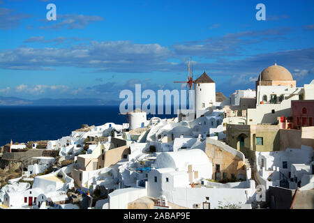 Oia auf der Insel Thira, oder Thera, ist eine kleine Stadt mit dem giechischen Archipel Santorin auf den Kykladen. Stockfoto