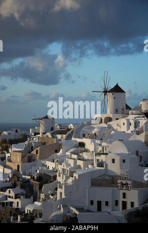 Oia auf der Insel Thira, oder Thera, ist eine kleine Stadt mit dem giechischen Archipel Santorin auf den Kykladen. Stockfoto