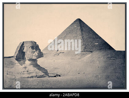 1880er Jahrgang Gizeh. Pyramide von khafre und der Sphinx 1880 B&W sepia Bild von Gizeh. Ca. 2575 v. Chr. - Ca. 2465 v. Chr. (Pyramiden und Sphinx), Pyramiden von Gizeh, Provincia de Maţrūḩ, Ägypten Afrika Ägypten Ägyptische antike, 4. Dynasty Große Sphinx von Gizeh, gemeinhin als die Sphinx von Gizeh oder nur die Sphinx, ein Kalkstein Statue eines liegenden Sphinx, ein Fabelwesen mit dem Körper eines Löwen und dem Kopf eines menschlichen Blick direkt von Westen nach Osten, es steht auf dem Plateau von Gizeh am Westufer des Nils in Gizeh, Ägypten. Stockfoto