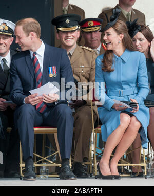 Der Herzog und die Herzogin von Cambridge die Teilnahme an den Feierlichkeiten zum 70. Jahrestag der Landung in der Normandie am Gold Beach in Arromanches in der Normandie. 6. Juni 2014. Stockfoto