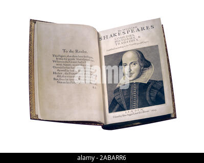 Shakespeares erste Folio-Titelseite mit Porträt des 17. Jahrhunderts William Shakespeare. Shakespeares Komödien, Geschichten Und Tragödien. Veröffentlicht nach den wahren Originalkopien. London, gedruckt von Isaac Iaggard, und Ed. Blount, Stich des Künstlers Martin Droeshout, 1623 der Droeshout-Porträt oder Droeshout-Stich ist ein Porträt William Shakespeares, das von Martin Droeshout als Frontispiz für das Titelblatt der ersten Folio-Sammlung von Shakespeares Stücken, die 1623 veröffentlicht wurde, graviert wurde. Es ist eines von nur zwei Kunstwerken, die definitiv als Darstellung des Dichters erkennbar sind. Ausschnitt auf Weiß Stockfoto