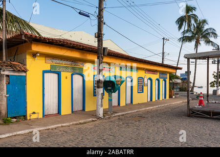 Ilha Grande, Brasilien. 24. Dezember, 2012. Außenansicht des Geschenk Shop, Souvenir Shops, Stores noch früh am Heiligabend Urlaub am Morgen geschlossen, auf der Straße mit Kopfsteinpflaster im Vila Santorini Santorini (Dorf), die Ilha Grande (Grosse Insel), die Gemeinde von Angra dos Reis, Bundesstaat Rio de Janeiro, Brasilien. Am 5. Juli 2019, Ilha Grande wurde von der UNESCO als Weltkulturerbe eingetragen. Stockfoto