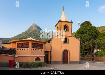 Ilha Grande, Brasilien. 24. Dezember, 2012. Außenansicht der Igreja de Sao Sebastiao, Katholische Kirche mit Glockenturm, noch geschlossen in den frühen Heiligabend Urlaub morgen im Vila do Santorini Santorini (Dorf), die Ilha Grande (Grosse Insel), die Gemeinde von Angra dos Reis, Bundesstaat Rio de Janeiro, Brasilien. Am 5. Juli 2019, Ilha Grande wurde von der UNESCO als Weltkulturerbe eingetragen. Stockfoto