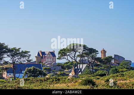 Pors Kamor Leuchtturm und Haus von Gustave Eiffel erbaut in Ploumanac'h entlang der Côte de Granit rose/rosa Granit Küste, Côtes d'Armor, Bretagne, Frankreich Stockfoto