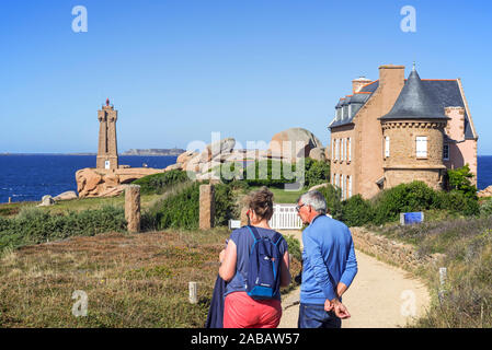 Pors Kamor Leuchtturm und Haus von Gustave Eiffel erbaut in Ploumanac'h entlang der Côte de Granit rose/rosa Granit Küste, Côtes d'Armor, Bretagne, Frankreich Stockfoto