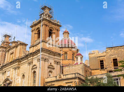 Glockenturm und eine Kuppel der Stiftskirche Saint Lawrence in Portomaso, Malta. Stockfoto