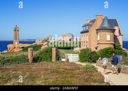 Pors Kamor Leuchtturm und Haus von Gustave Eiffel erbaut in Ploumanac'h entlang der Côte de Granit rose/rosa Granit Küste, Côtes d'Armor, Bretagne, Frankreich Stockfoto