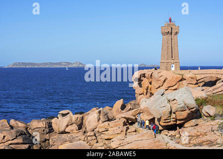 Die Pors Kamor Leuchtturm entlang der Côte de Granit rose/rosa Granit Küste bei Ploumanac'h, Perros-Guirec, Côtes-d'Armor, Bretagne, Frankreich Stockfoto