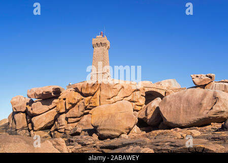 Die Pors Kamor Leuchtturm entlang der Côte de Granit rose/rosa Granit Küste bei Ploumanac'h, Perros-Guirec, Côtes-d'Armor, Bretagne, Frankreich Stockfoto