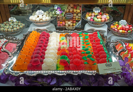 Süßigkeiten und Bonbons Fenster Anzeige im Caffe gilli in Florenz, Toskana, Italien. Stockfoto