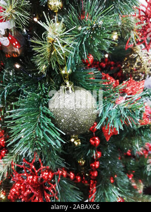 Unscharfer Hintergrund. Weihnachtskugeln auf dem Weihnachtsbaum, Geschenke, farbenfroher Hintergrund für Karten, viele Objekte. Weihnachten Hintergrund mit Bokeh Licht Stockfoto