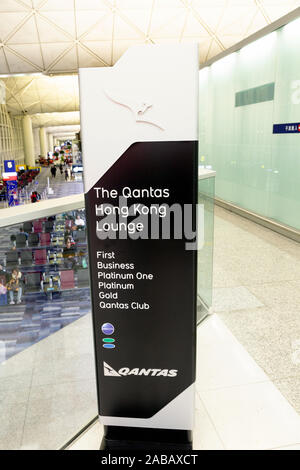 Das Schild zur Quantas Lounge für Passagiere der Business-Klasse und Reisen, Hong Kong International Airport, Hong Kong Asia Stockfoto