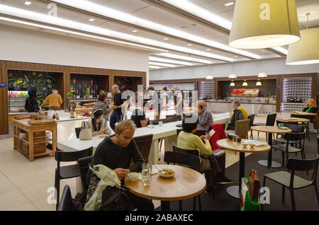 Die Passagiere der British Airways Business Class Lounge warten, Terminal 5, Heathrow Airport London UK Stockfoto