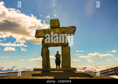 16. Juni 2018, Whistler Kanada: editorial Foto einer inukshuk oben in Whistler Mountain. Dieses ist, wo Sie auf den Gipfel wandern. Stockfoto