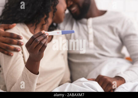 Gerne afrikanische amerikanische Paar anzeigen Schwangerschaftstest positiv Stockfoto