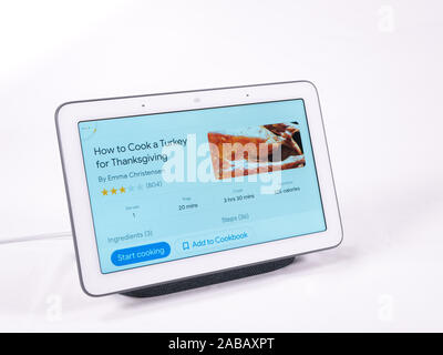 Nov 2019, UK-Google Nest Hub assistant Lautsprecher mit thanksgiving Truthahn Rezept mit Schritt-für-Schritt Zutaten und Anweisungen Stockfoto