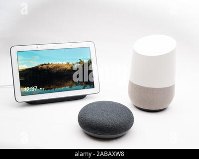 Nov 2019, Großbritannien - Google Home, Hub, Nest-Geräte in Gruppe Stockfoto