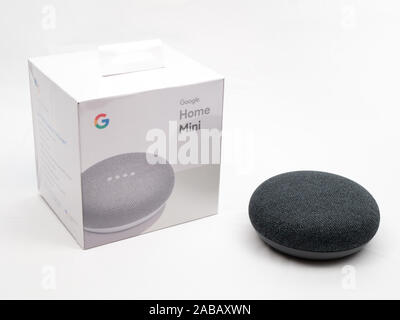 Nov 2019, Großbritannien - Google Home Nest Mini mit ungeöffneter brandneue Box auf weißem Hintergrund Stockfoto