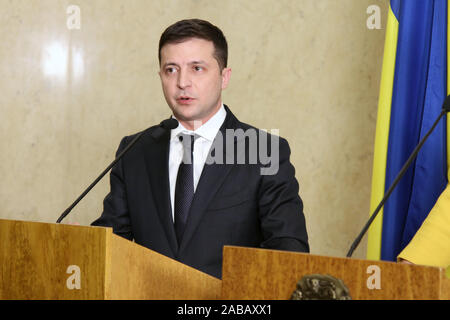 Tallinn, Estland. 26 Nov, 2019. Besuch der Ukrainische Präsident Wladimir Zelensky nimmt an einer gemeinsamen Pressekonferenz in Tallinn, Estland, November 26, 2019. Estnische Präsident Kersti Kaljulaid am Dienstag bekräftigt Unterstützung ihres Landes an Ukraine's Reform Plan, den Lebensstandard der Menschen und die Rahmenbedingungen für die Unternehmen verbessern. Quelle: Guo Chunju/Xinhua/Alamy leben Nachrichten Stockfoto