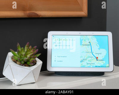 Nov 2019, UK-Google Nest Hub in Home Einstellung, Wegbeschreibung von Leeds nach London Stockfoto