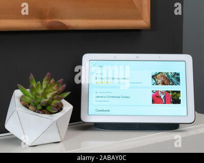 Nov 2019, UK-Google Nest Hub in Wohnzimmer übersicht Rezepte Kochen bereit zu wählen Stockfoto