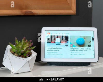 Nov 2019, UK-Google Nest Hub im Wohnzimmer den Übersicht youtube Videos Liste Stockfoto