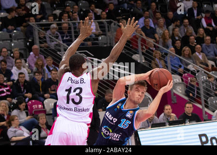 Bonn, Deutschland. 26 Nov, 2019. Telekom Dome, Basketball, Bundesliga, BBL, Telekom Baskets Bonn gegen Alba Berlin: Yorman Polas Bartolo, Martin Hermannsson (Alba) Credit: Jürgen Schwarz/Alamy leben Nachrichten Stockfoto