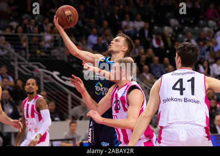 Bonn, Deutschland. 26 Nov, 2019. Telekom Dome, Basketball, Bundesliga, BBL, Telekom Baskets Bonn gegen Alba Berlin: Martin Hermannsson (Alba), Benjamin Simons (Bonn) Credit: Jürgen Schwarz/Alamy leben Nachrichten Stockfoto