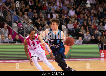 Bonn, Deutschland. 26 Nov, 2019. Telekom Dome, Basketball, Bundesliga, BBL, Telekom Baskets Bonn gegen Alba Berlin: Branden Frazier (Bonn), Jonas Mattisseck (Alba) Credit: Jürgen Schwarz/Alamy leben Nachrichten Stockfoto