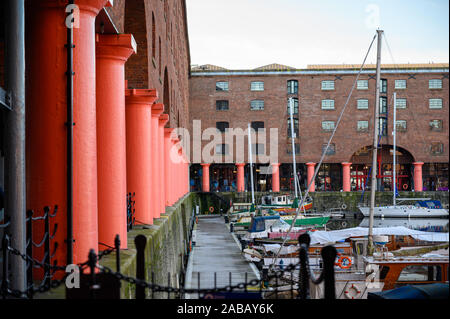 Angelegte Boote und die roten Säulen der Albert Dock in Liverpool Stockfoto