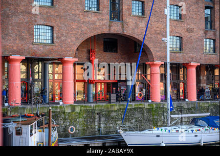 Geschäfte und Restaurants in der umgebauten Gebäude der Albert Dock mit Boote vor Anker. Stockfoto