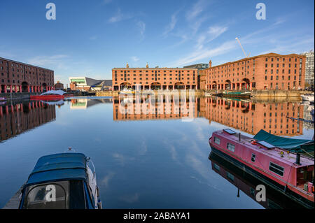 Weite Einstellung auf das Albert Dock in Liverpool und das Museum von Liverpool. Boote im Vordergrund noch Wasser und die Leber Vögel nur visi Stockfoto