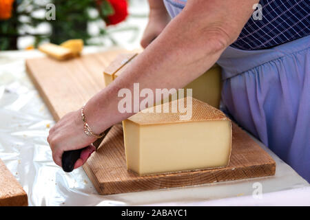 Frau saling Schweizer Greyerzer Käse auf dem Markt von Charmey, Fribourg, Schweiz Stockfoto