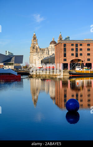 Hohen Schuß über das Albert Dock, der Leber Gebäude in Liverpool an einem sehr sonnigen Tag. Stockfoto