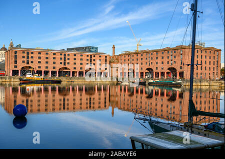 Eine Ecke des Albert Dock in Liverpool. Die Gebäude und angelegten Boote sind wunderschön im Wasser auf einem sehr sonnigen Tag wider. Stockfoto