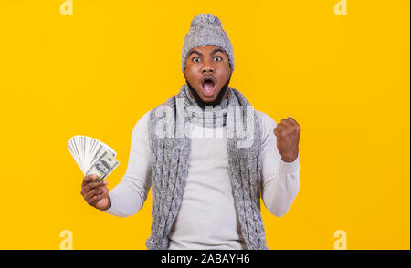 Emotionaler Mensch mit den Dollar in seiner Hand Erfolg feiern. Stockfoto