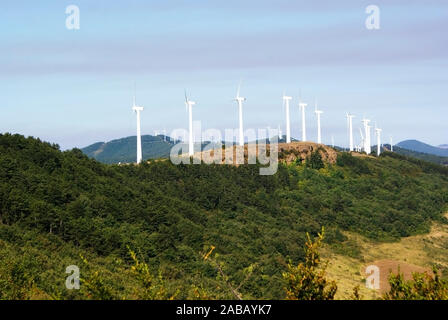 Weiße Windmühlen zu erzeugen Strom auf einem Hügel in Navarra, Spanien. Stockfoto