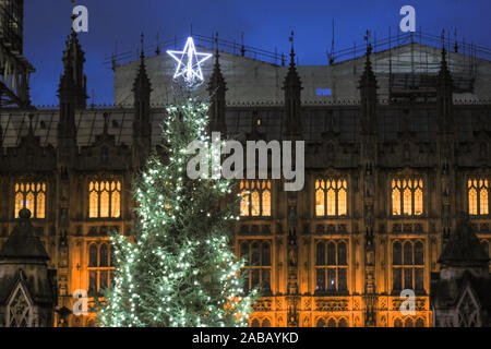 London, Großbritannien. 26 Nov, 2019. Die festlich beleuchteten Weihnachtsbaum in den Häusern des Parlaments ist. Obwohl es noch im November ist, fast alle Einkaufsstraßen und Sehenswürdigkeiten in London haben jetzt ihre Weihnachtsdekorationen und Illuminationen iup. Credit: Imageplotter/Alamy leben Nachrichten Stockfoto