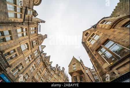 Blick auf historische Gebäude auf Cockburn Street in der Altstadt von Edinburgh, Schottland, Großbritannien Stockfoto