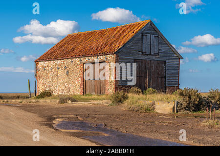 Thornham, Norfolk, England, Großbritannien - 24 April 2019: Eine alte Scheune im Thornham Alten Hafen Stockfoto